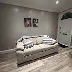 Apartment Granville Road, Near Hospital, Sleeps 5 *