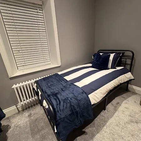 Granville Road, Near Hospital, Sleeps 5