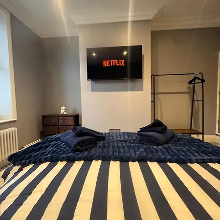 Granville Road, Near Hospital, Sleeps 5 Apartment *