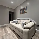 Granville Road, Near Hospital, Sleeps 5 דירה